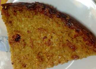 Τραχανόπιτα Θεσσαλίας: Η παράδοση στο πιάτο σας! Μια χρυσαφένια τραχανόπιτα κομμένη σε κομμάτια, με τριμμένη φέτα στην επιφάνεια, σε ένα λευκό πιάτο.