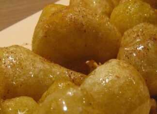 Χρυσαφένιοι Ποντιακοί Λουκουμάδες (τσιριχτά) μέσα σε πιατέλα, πασπαλισμένοι με κρυσταλλική ζάχαρη και περιχυμένοι με μέλι