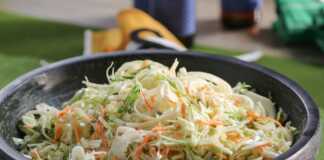 Γλυκόξινη σαλάτα λάχανο…είναι ιδιαίτερη Μπολ με ψιλοκομμένο λάχανο, φέτες μάραθου και σταφίδες, περιχυμένο με αρωματικό dressing πορτοκαλιού