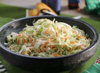 Μπολ με ψιλοκομμένο λάχανο, φέτες μάραθου και σταφίδες, περιχυμένο με αρωματικό dressing πορτοκαλιού