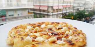 Χρυσαφένια τυρόπιτα τηγανιού με σουρωτό φύλλο, περιχυμένη με μέλι και τριμμένη φέτα