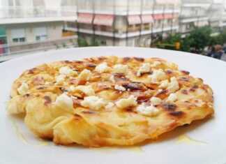 Χρυσαφένια τυρόπιτα τηγανιού με σουρωτό φύλλο, περιχυμένη με μέλι και τριμμένη φέτα