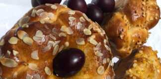 Τσουρέκια με σκούρα κόκκινα αυγά