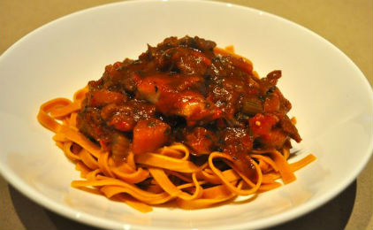 Αρνάκι κοκκινιστό με μακαρόνια