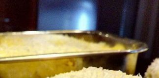 Ένα κομμάτι ραβανί με κρεμώδη λευκή επικάλυψη πασπαλισμένη με ινδοκάρυδο.