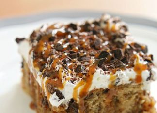 Κέικ μαπνάνας με σαντιγί και σιρόπι καραμέλας