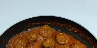 Κεφτεδάκια σε μία ΠΛΟΥΣΙΑ σάλτσα ντομάτας