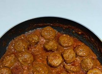 Κεφτεδάκια σε μία ΠΛΟΥΣΙΑ σάλτσα ντομάτας