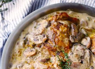 Το κοτόπουλο με την ξεχωριστή σάλτσα μανιτάρια Κοττόπουλο με σάλτσα μανιτάρια