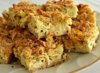 Μακαρονόπιτα με φέτα και τριμμένη φρυγανιά