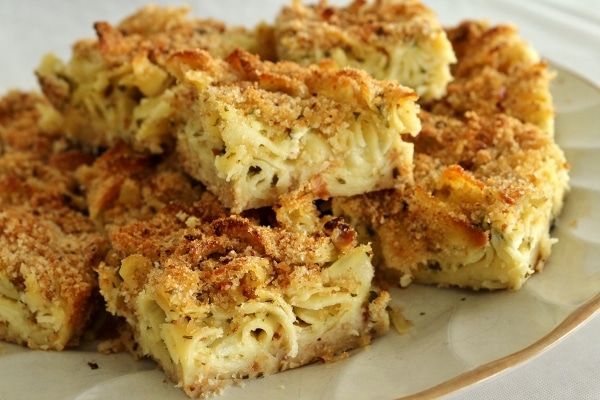 Μακαρονόπιτα με φέτα και τριμμένη φρυγανιά Μακαρονόπιτα με φέτα και τριμμένη φρυγανιά