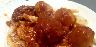 Μοσχαράκι κοκκινιστό με κρεμμυδάκια Στιφάδου και χοντρά Μακαρόνια