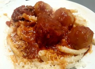 Μοσχαράκι κοκκινιστό με κρεμμυδάκια Στιφάδου και χοντρά Μακαρόνια