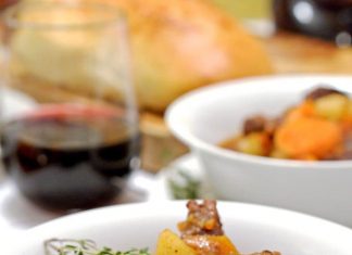 Μοσχαράκι με πατάτες στην κατσαρόλα Μοσχαράκι με πατάτες στην κατσαρόλα