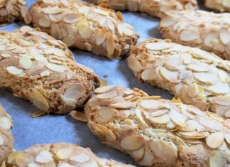 Αρωματικά μπισκότα αμυγδάλου σε σχήμα μπαστουνιού, με φιλέ αμυγδάλου γύρω-γύρω.