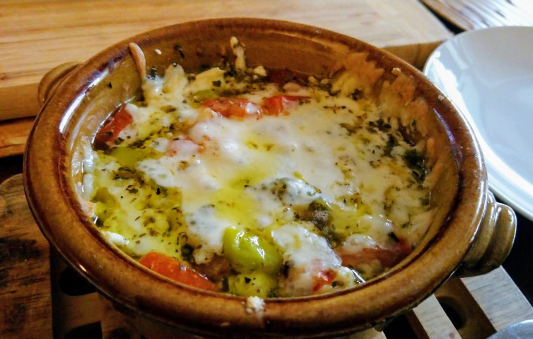 Ένα μπολ με ζεστό μπουγιουρντί βγαλμένο από τον φούρνο, με λιωμένα τυριά