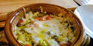 Ένα μπολ με ζεστό μπουγιουρντί βγαλμένο από τον φούρνο, με λιωμένα τυριά