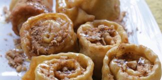 Τραγανά Ικαριώτικα Ξεροτήγανα, σιροπιαστά με μέλι και πασπαλισμένα με καρύδια