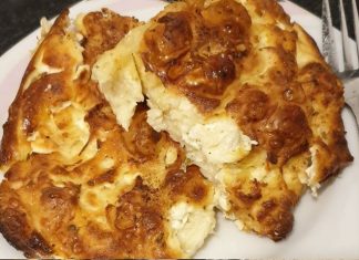 Η Πατσαβουρόπιτα (ή πίτα της τεμπέλας ) Μια χρυσαφένια, φρεσκοψημένη πατσαβουρόπιτα με εμφανή τα σουρωμένα φύλλα, κομμένη σε τετράγωνα κομμάτια μέσα σε ένα ταψί.