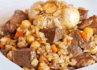 Πιλάφι με μελωμένο μοσχαράκι Πιλάφι με μελωμένο μοσχαράκι