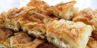 Χρυσαφένια πρασόπιτα με σπιτικό φύλλο, κομμένη σε κομμάτια, έτοιμη για σερβίρισμα