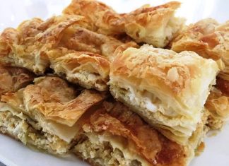 Χρυσαφένια πρασόπιτα με σπιτικό φύλλο, κομμένη σε κομμάτια, έτοιμη για σερβίρισμα