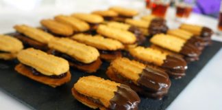 Μπισκότα μελιού και πτι-φουρ με μαρμελάδα