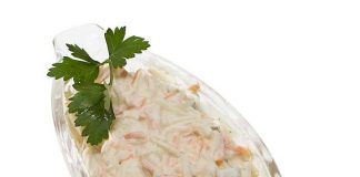 Ένα μπολ γεμάτο με πολύχρωμη και δροσερή σαλάτα του κηπουρού