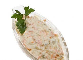 Ένα μπολ γεμάτο με πολύχρωμη και δροσερή σαλάτα του κηπουρού