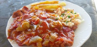 Ένα πιάτο με σνίτσελ του Τσιγγάνου, περιχυμένο με την πλούσια σάλτσα λαχανικών.