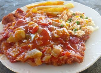 Ένα πιάτο με σνίτσελ του Τσιγγάνου, περιχυμένο με την πλούσια σάλτσα λαχανικών.