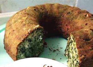 Ένα κομμάτι σπανακοτυρόπιτας σε μορφή κέικ, που δείχνει την πράσινη γέμιση με σπανάκι και κομμάτια φέτας, και την χρυσαφένια ψημένη κρούστα.