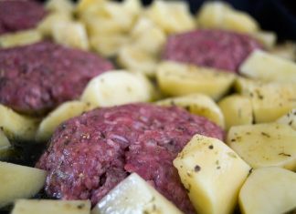 Συριανά Μπιφτέκια…πρέπει να τα δοκιμάσετε Ένα ταψί με ψημένα, χρυσαφένια μπιφτέκια Σύρου με λιωμένο τυρί στην κορυφή, περιτριγυρισμένα από ψητές πατάτες.