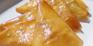 Τρίγωνα γεμιστά με κρέμα και καρύδι