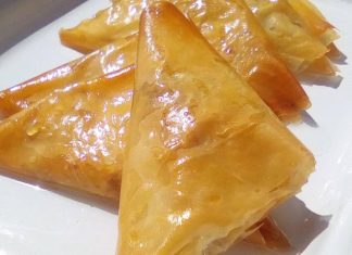 Τρίγωνα γεμιστά με κρέμα και καρύδι