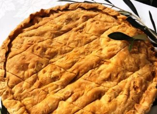 Τυροπιτά με τραγανό σπιτικό φύλλο