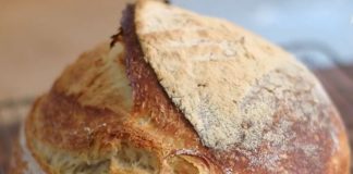 Ψωμί Χωρίς Ζύμωμα: τοποθέτηση της ζύμης στην κατσαρόλα για ψήσιμο.