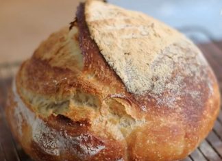 Ψωμί Χωρίς Ζύμωμα: τοποθέτηση της ζύμης στην κατσαρόλα για ψήσιμο.