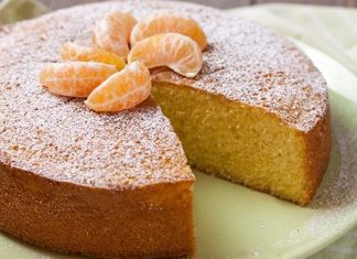 Αφράτο κέικ μανταρίνι, αναποδογυρισμένο, με τις φέτες μανταρινιού να σχηματίζουν ένα όμορφο σχέδιο στην επιφάνεια.