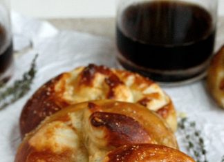 Τυρόψωμα με 3 τυριά