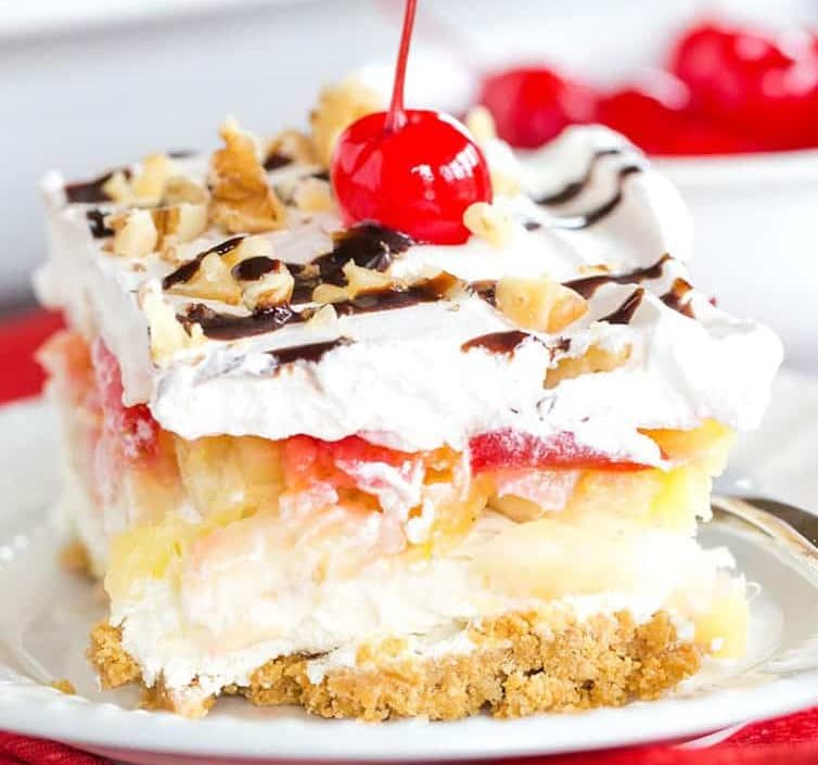 Γλυκό Ψυγείο με φρούτα Κοντινό πλάνο σε μία μερίδα από Γλυκό Ψυγείου με Φρούτα, που αναδεικνύει τις πολύχρωμες στρώσεις και την πλούσια υφή