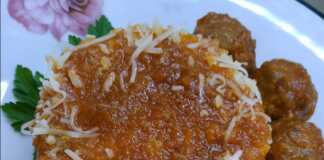 Ζουμερά κεφτεδάκια μέσα σε κατακόκκινη σάλτσα ντομάτας σερβιρισμένα με λευκό σπυρωτό ρύζι