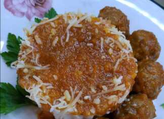 Ζουμερά κεφτεδάκια μέσα σε κατακόκκινη σάλτσα ντομάτας σερβιρισμένα με λευκό σπυρωτό ρύζι