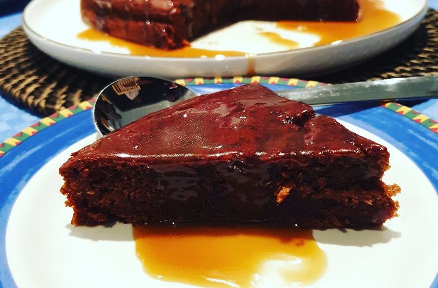 Υπέροχη πουτίγκα με δαμασκηνα και σάλτσα καραμέλας Υπέροχη πουτίγκα με δαμασκηνα και σάλτσα καραμέλας