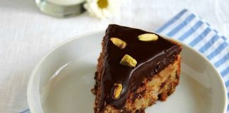 Κέικ μαύρης σοκολάτας, αχλαδιού και φυστικιού