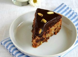 Κέικ μαύρης σοκολάτας, αχλαδιού και φυστικιού