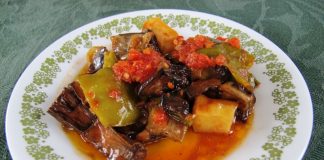 Mελιτζάνες σε σάλτσα ντομάτας