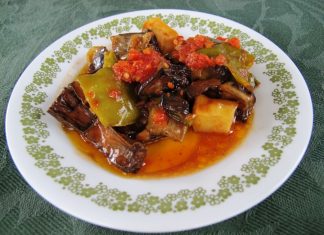 Mελιτζάνες σε σάλτσα ντομάτας