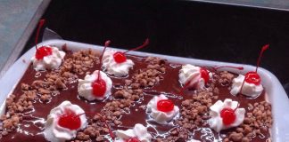 Σπιτικό παγωτό με σνικερς και μπισκότα