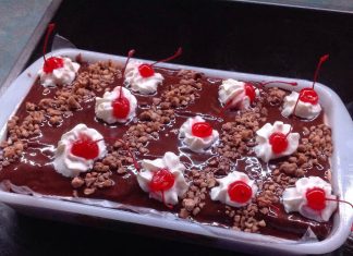 Σπιτικό παγωτό με σνικερς και μπισκότα